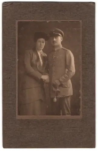 Fotografie unbekannter Fotograf und Ort, Hauptmann in Uniform mit Band zum EK II 1914 und Säbel mit seiner Frau