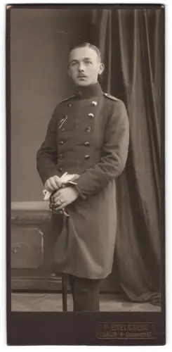 Fotografie Paul Eitelsberg, Berlin, Chausseestrasse 33, Offizier im Mantel mit Band zum EK II 1914 und Säbel, 1917