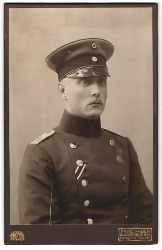 Fotografie Fritz Faber, Blankenburg a. H., Leutnant im Überrock mit Band zum EK II 1914 u. Schirmmütze, 1914