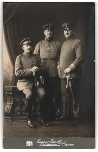 Fotografie Eugen Jacobi, Metz, Drei Offiziere in Uniform mit Säbeln und EK II 1914