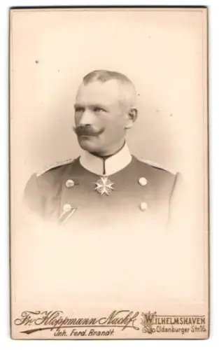 Fotografie Fr. Kloppmann Nachf., Wilhelmshaven, Oldenburger Str. 16, Hauptmann in Uniform mit Pour le Merite