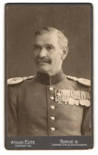 Fotografie Atelier Elite, Berlin, Hauptmann mit gr. Ordensspange, EK II 1870 mit EL 1895, KDM 1870 mit 7 Gefechtsspangen
