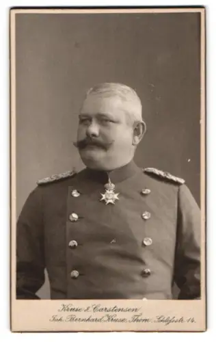 Fotografie Kruse & Carstensen, Thorn, Schlossstr. 14, Major im Überrock mit Sächsisch Ernestinischem Hausorden, 1909