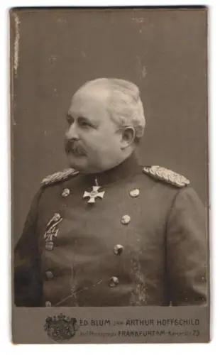Fotografie Ed. Blum, Frankfurt a. M., Kaiserstr. 73, Major im Überrock mit Kronenorden und EK II 1870, 1908