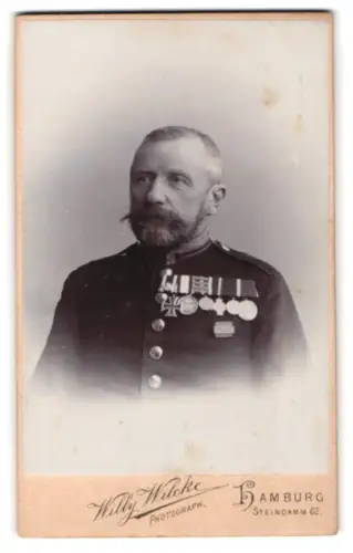 Fotografie Willy Wilcke, Hamburg, Sergeant mit gr. Ordensspange, EK II 1870 mit EL 1895, KDM 1870 mit 4 Gefechtsspangen