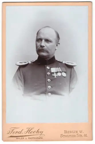 Fotografie Ferd. Hechy, Berlin, Steglitzer Str. 61, Oberstleutnant mit Kronenorden u. KDM 1870/71 mit 4 Gefechtsspangen