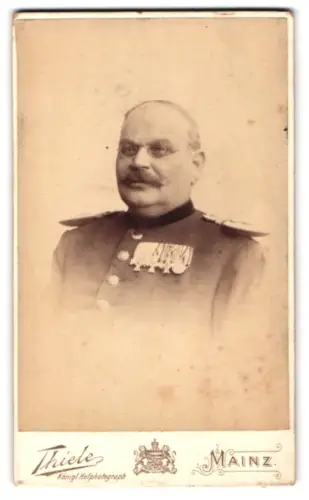 Fotografie Hugo Thiele, Mainz, Grosse Bleiche 48, Offz. in Uniform mit mit Kronenorden, Adlerorden und KDM 1870/71