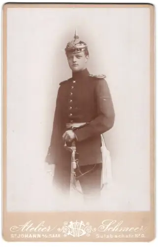 Fotografie Atelier Schmeer, St. Johann /Saar, Offizier vom Inf.-Rgt. Nr 70 mit Schärpe, Pickelhaube und Säbel, 1894