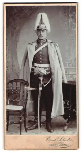 Fotografie Emil Schröter, Potsdam, Garde-Offizier im Mantel mit Schulterriemen, Paradehelm und Säbel