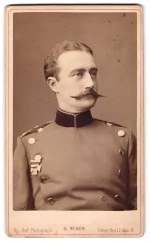 Fotografie H. Noack, Berlin, Unter den Linden 45, Offizier im Überrock mir EK II 1870