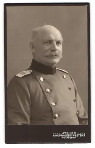 Fotografie Atelier Kaufhaus des Westens, Berlin, Major im Uniform-Überrock