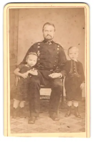 Fotografie North, Haguenau, Place d`armes 26, Offizier im Überrock und EK II 1870