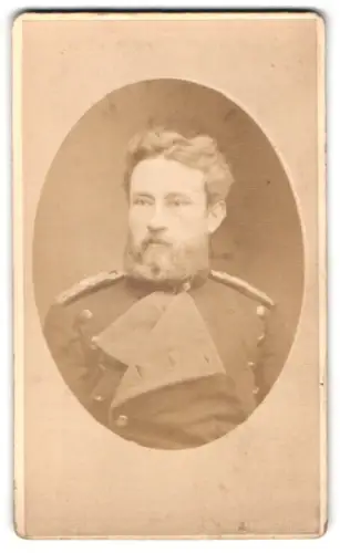 Fotografie Emile Schweitzer, Strasbourg, Place Kleber 7, Offizier im Uniform-Überrock