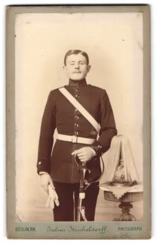 Fotografie Julius Kricheldorff, Berlin, Karl-Strasse 26, Garde-Soldat in Uniform mit Paradehelm und Säbel