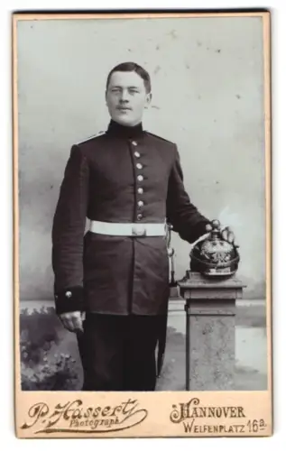 Fotografie P. Hassert, Hannover, Welfenplatz 16a, Soldat der Artillerie in Uniform mit Helm und Bajonett