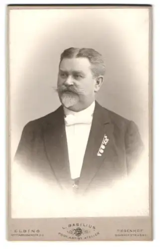 Fotografie L. Basilius, Elbing, Kettenbrunnenstr. 2-3, Veteran im Anzug mit Miniaturenkette, dabei Kronenorden, 1903