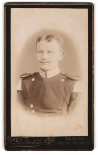 Fotografie P. Goetschke, Potsdam, Ecke Jäger- u. Charlotten-Str., Spielmann der Garde-Ulanen in Uniform mit Epauletten