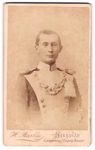 Fotografie H. Barten, Hannover, Georgstrasse 1, Ulan in Paradeuniform mit Paraderabatte
