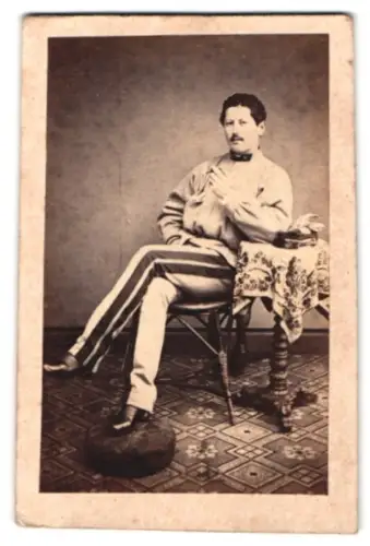 Fotografie unbekannter Fotograf und Ort, k.u.k. Leutnant in Uniform, Uniformhose mit Lampassen