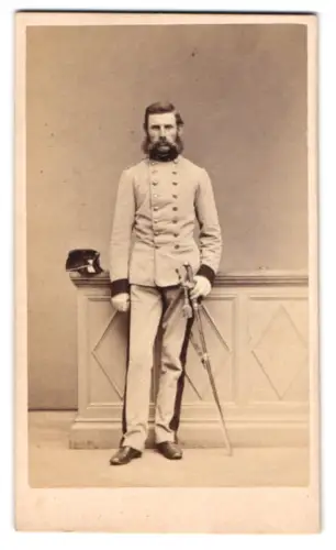 Fotografie M. L. Winter, Prag, Graben 988, k.u.k. Oberleutnant in Uniform mit Kappe und Säbel