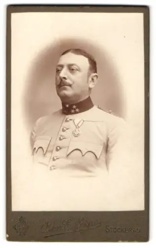 Fotografie Oskar Emil Hoppe, Stockerau, k.u.k. Hauptmann in Uniform mit Jubiläumskreuz 1908