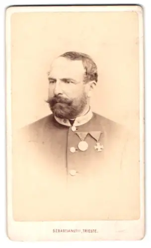 Fotografie Sebastianutti, Trieste, k.u.k. Major in Uniform mit 2 Ehrenzeichen, dabei Jubiläumsmedaille 1898
