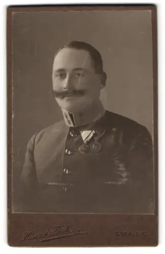 Fotografie Heinrich Färber, Sarajevo, Franz Josefstr., k.u.k. Oberleutnant mit Jub.-Med. 1898 und Jub.-Kreuz 1908, 1913