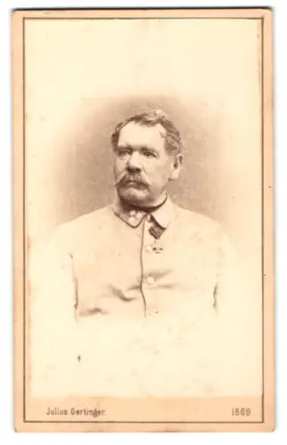 Fotografie Julius Gertinger, Wien, Margarethenstrasse 28, k.u.k. Hauptmann in Uniform mit Ehrenzeichen