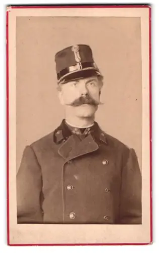 Fotografie unbekannter Fotograf und Ort, k.u.k. Hauptmann in Uniform mit Paroli und Kappe