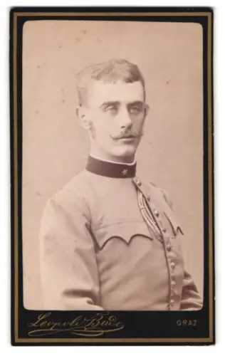 Fotografie Leopold Bude, Graz, Alleegasse 6, k.u.k. Leutnant in Uniform, 1883