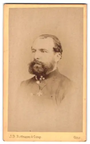 Fotografie J. B. Rottmayer & Comp., Graz, alt Haynaugasse 197, k.u.k. Hauptmann in Uniform mit Ehrenzeichen