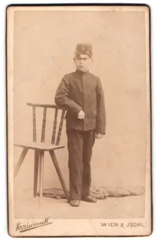 Fotografie Krziwanek, Wien, Hofstallstrasse 5, Kadett in Uniform mit Kappe