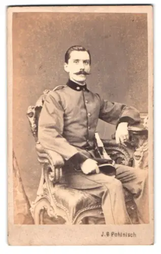 Fotografie J. G. Pohlnisch, Krems, Schmid-Gasse 349, k.u.k. Leutnant in Uniform mit Bajonett