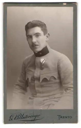 Fotografie G. R. Unterweger, Trento, Via alla Stazione, k.u.k. Leutnant in Uniform mit Jubiläumskreuz 1908