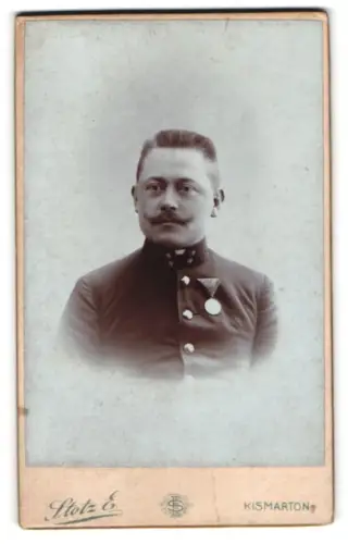 Fotografie E. Stotz, Kismarton, k.u.k. Oberleutnant in Uniform mit Jubiläumsmedaille 1898