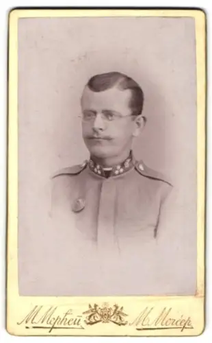 Fotografie M. Merser, Bilek, Feldwebel der k.u.k. Eisenbahntruppen in Uniform mit Leistungsabzeichen