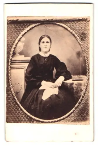 Fotografie unbekannter Fotograf und Ort, Frau im dunklen Kleid