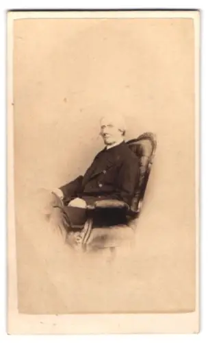 Fotografie G. Bashford, Jersey, 15. Bath Street, älterer Herr im Sessel sitzend