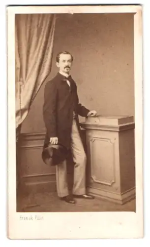 Fotografie Franck, Paris, Place del a Bourse, Eleganter Herr im Anzug