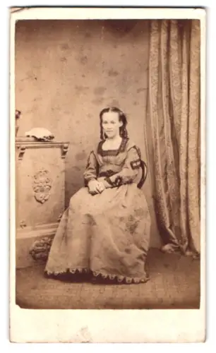 Fotografie unbekannter Fotograf und Ort, Sitzende Frau in elegantem Kleid