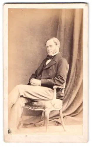 Fotografie H. Burrows, Ipswich, St. Matthew`s 61, Portrait eines sitzenden Mannes