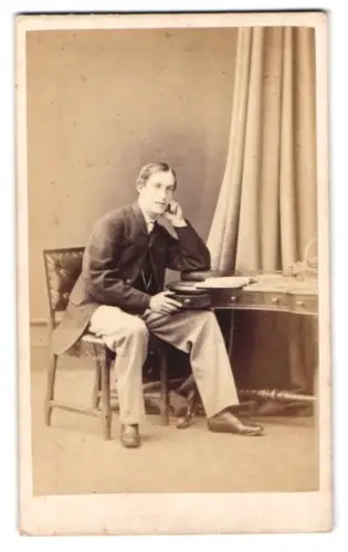 Fotografie Hills & Saunders, Oxford, Sitzender Mann an Schreibtisch