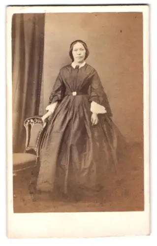 Fotografie unbekannter Fotograf und Ort, Stehende Frau in elegantem Kleid