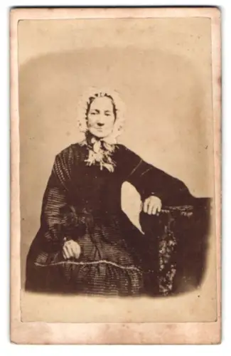 Fotografie unbekannter Fotograf und Ort, Dame mit Haube