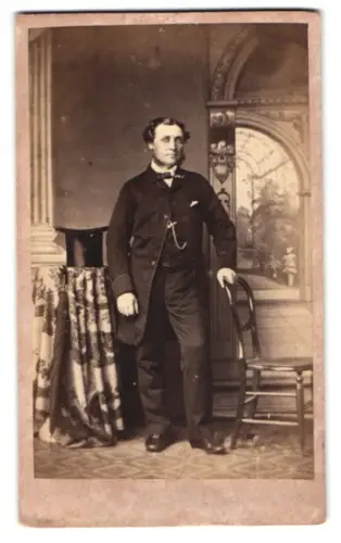 Fotografie unbekannter Fotograf und Ort, Elegante Darstellung eines Herrn