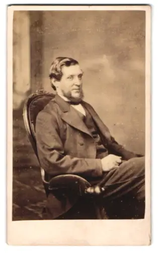 Fotografie unbekannter Fotograf und Ort, Porträt eines sitzenden Mannes
