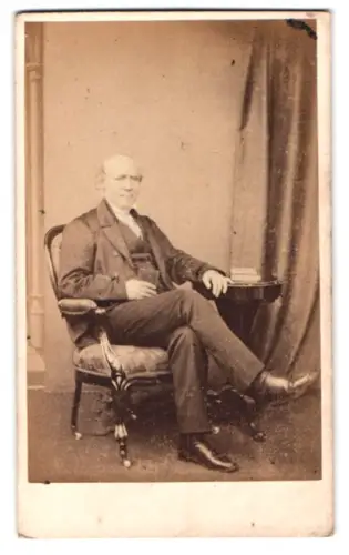 Fotografie John Moffat, Edinburgh, Princes Street 103, Eleganter Herr im Salon