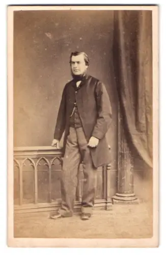 Fotografie H. Burrows, Ipswich, St. Matthew`s Street 61, Portrait eines Mannes mit dekorativer Säule