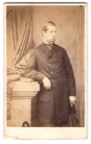 Fotografie Dickinson Bros, Brighton, Kings Road 70, Porträt eines eleganten Herrn