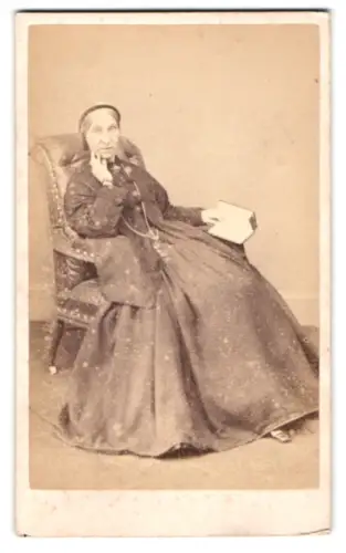 Fotografie J.J. Shaw, London, St. John`s Wood Terrace 103, Dame im Sessel mit Buch